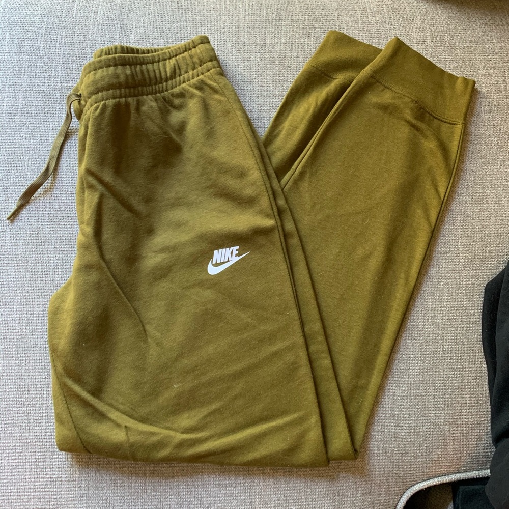 Nike essential joggers